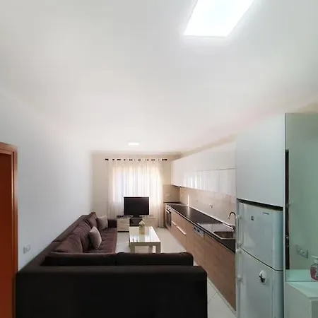 Lovely 2 Bedroom With Parking On Premises!