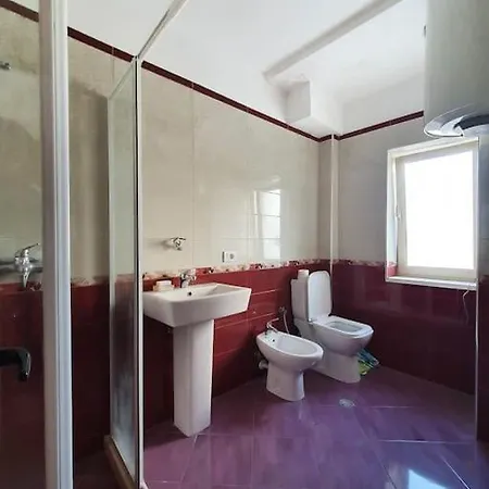 Lovely 2 Bedroom With Parking On Premises! Apartment Berat