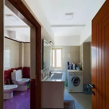 Apartment Lovely 2 Bedroom With Parking On Premises! *