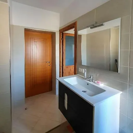 Lovely 2 Bedroom With Parking On Premises! Apartment